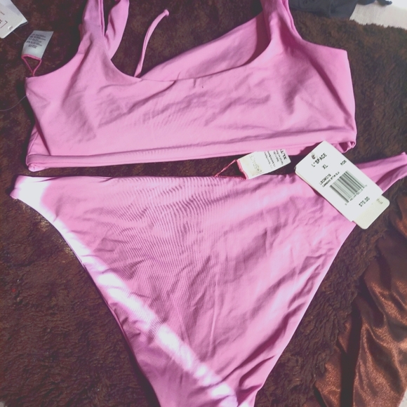 Gorgeous L Space bikini - Picture 2 of 3